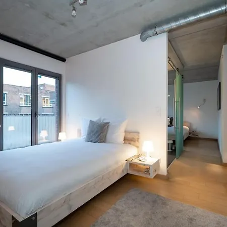 London 993 Loft 402 *