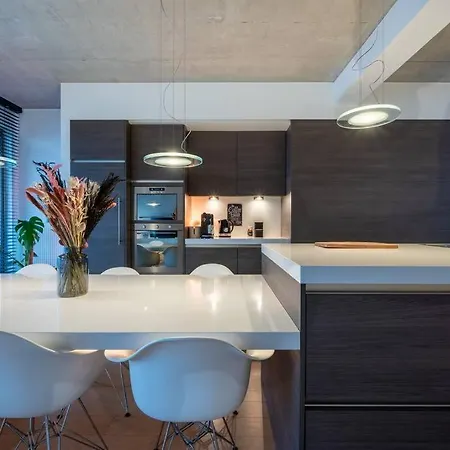 London 993 Loft 402