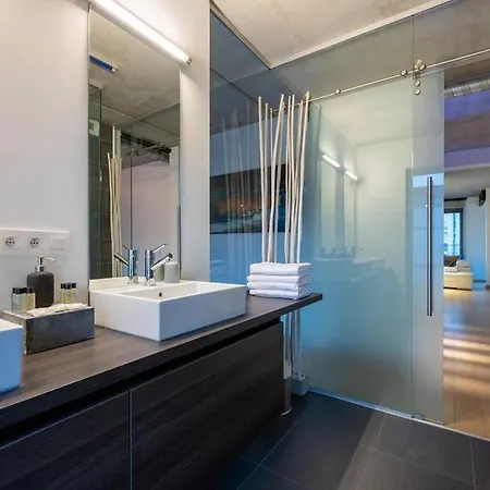 London 993 Loft 402