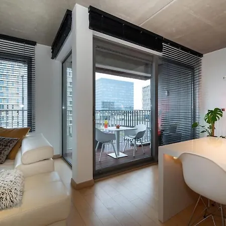 London 993 Loft 402 *