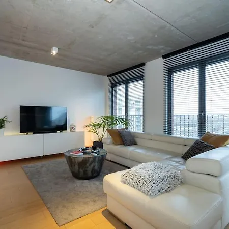 London 993 Loft 402