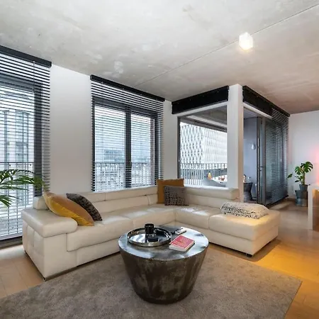 London 993 Loft 402 *